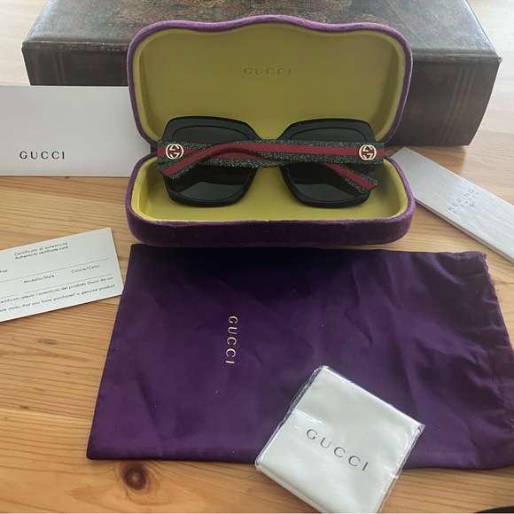 Gucci sunglasses w/case - Picture 3 of 6